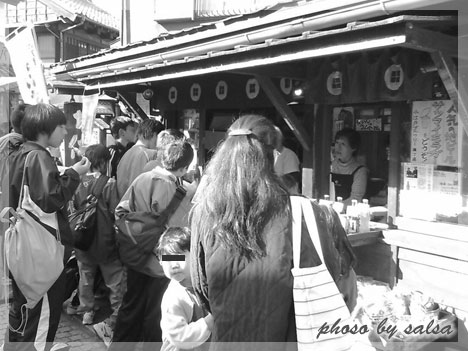 [photo] 駄菓子屋に集う人々